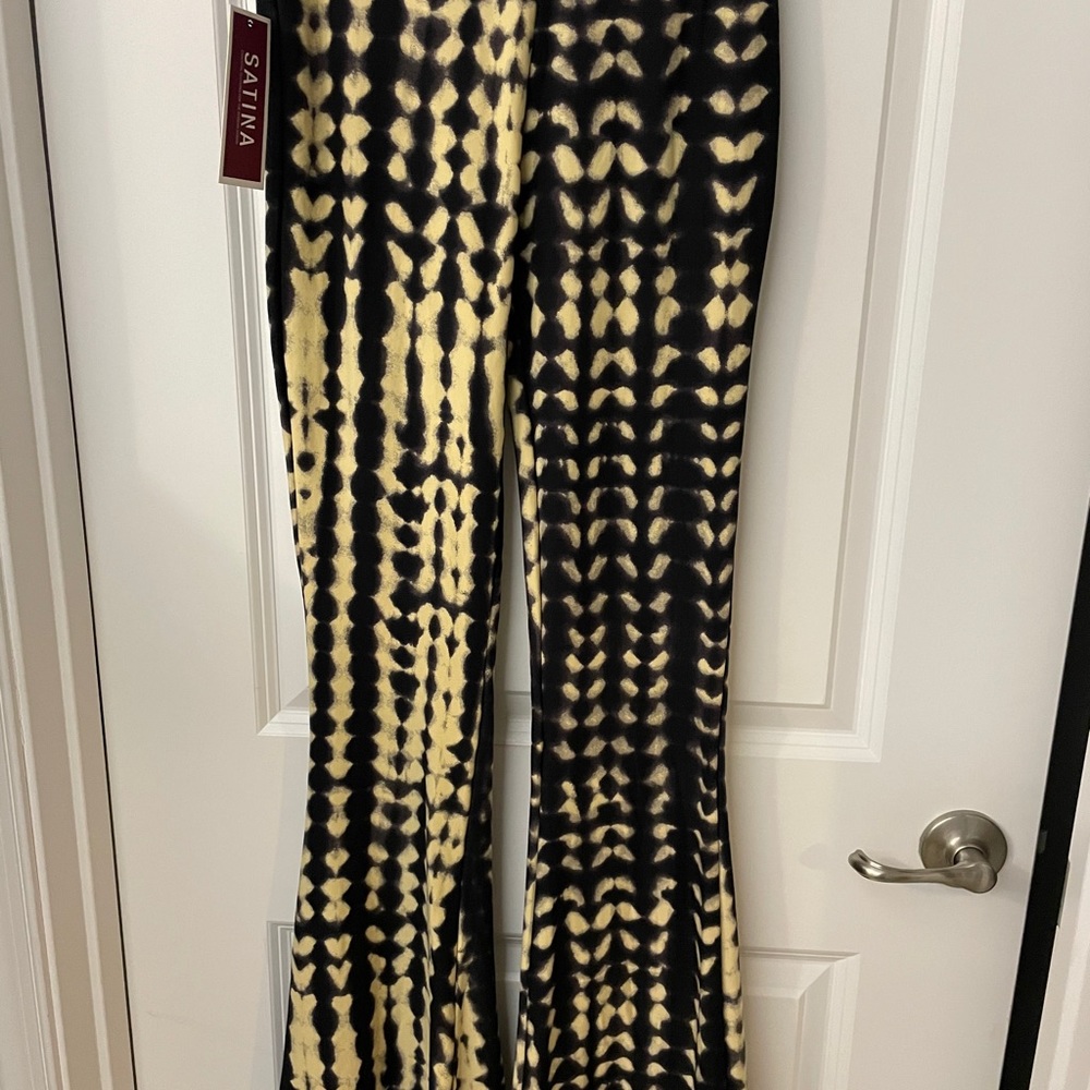 NWT fit and flare yoga pants